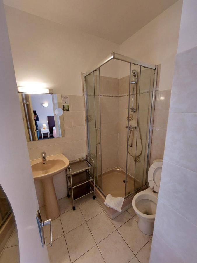 L'Accent - Hotel 2 Etoiles Et Restaurant - Logis Hotels Astaffort Bagian luar foto