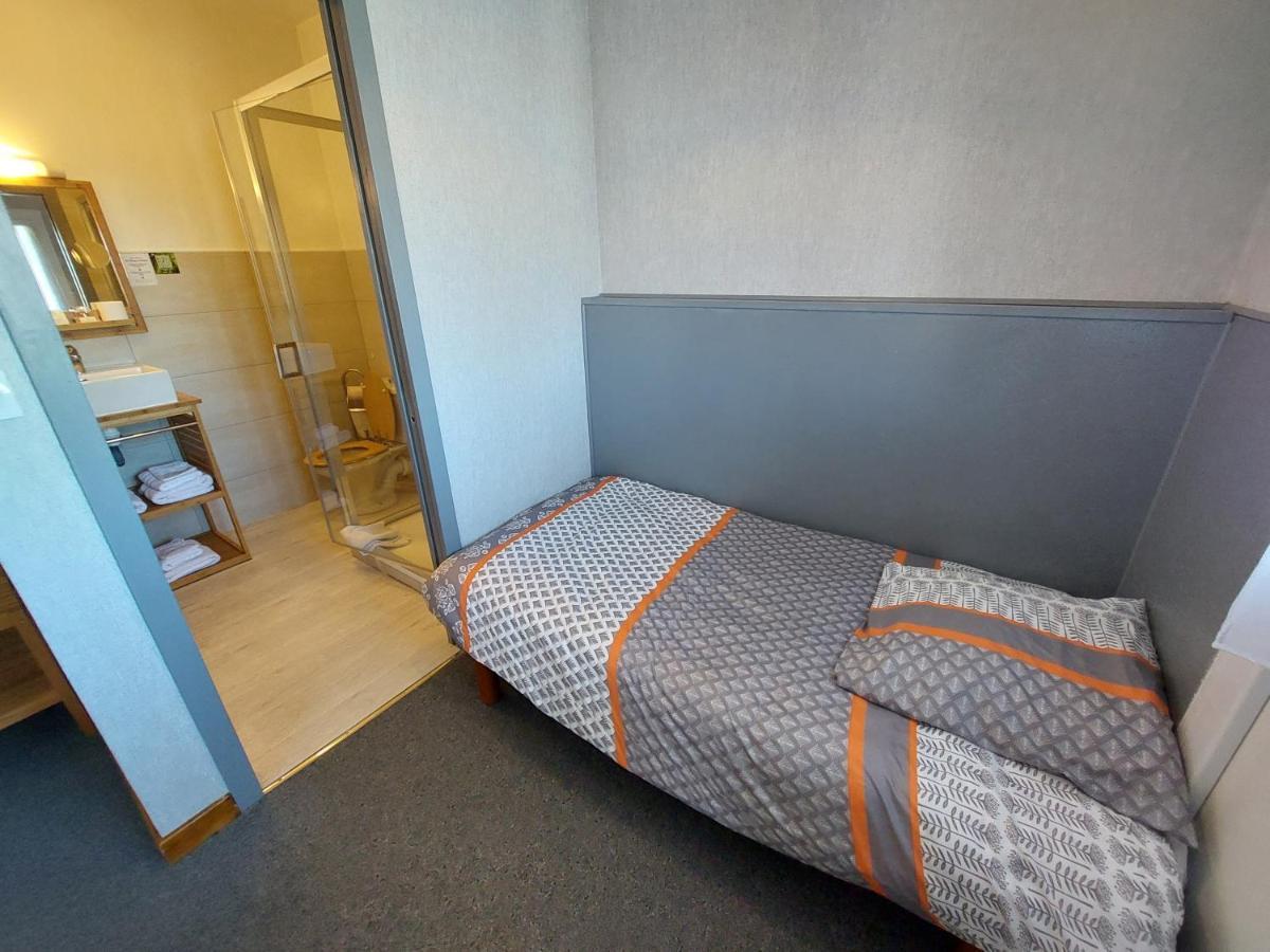 L'Accent - Hotel 2 Etoiles Et Restaurant - Logis Hotels Astaffort Bagian luar foto