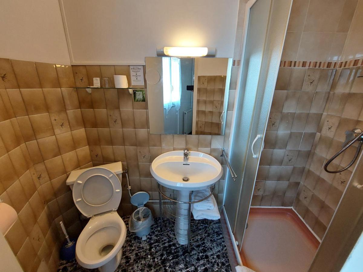 L'Accent - Hotel 2 Etoiles Et Restaurant - Logis Hotels Astaffort Bagian luar foto